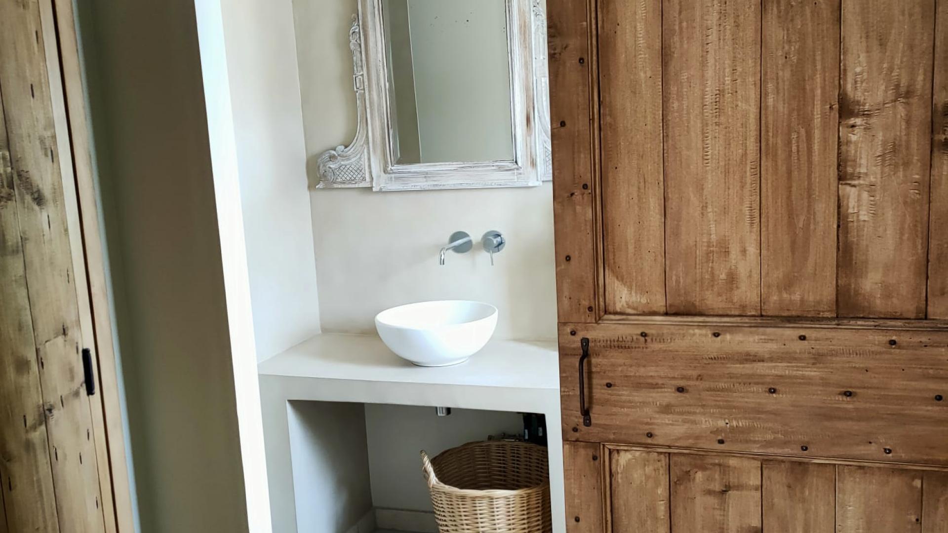 une salle de bain à l'image de la chambre Roussillon 