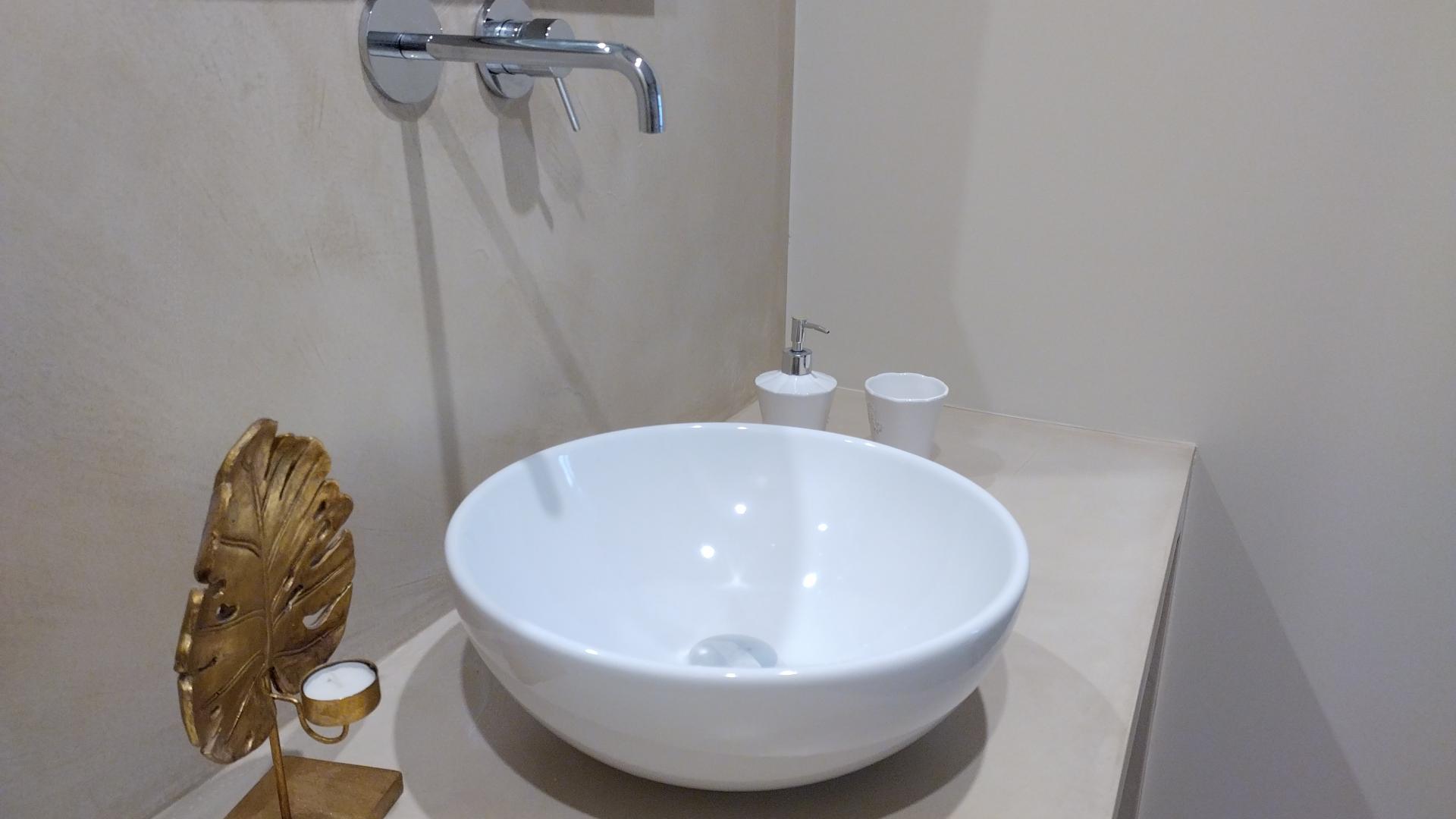 Une salle de bain en tadelakt et sa douche à l'italienne